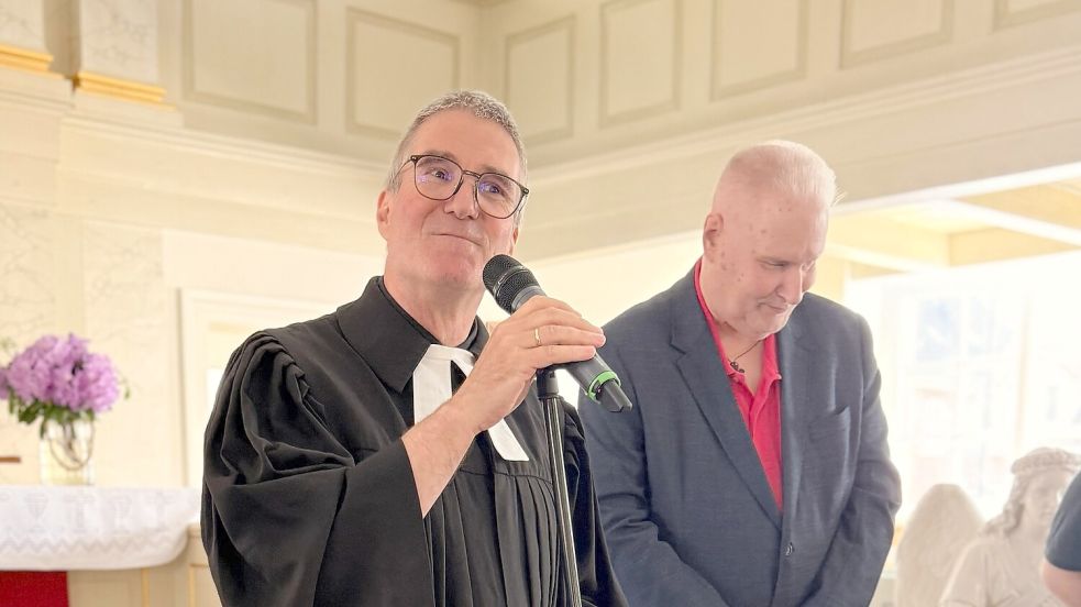 Entpflichtung im Gottesdienst in Rhauderfehn: Frerich Dreesch-Rosendahl und Detlef M. Plaisier. Foto: Andreas Engel