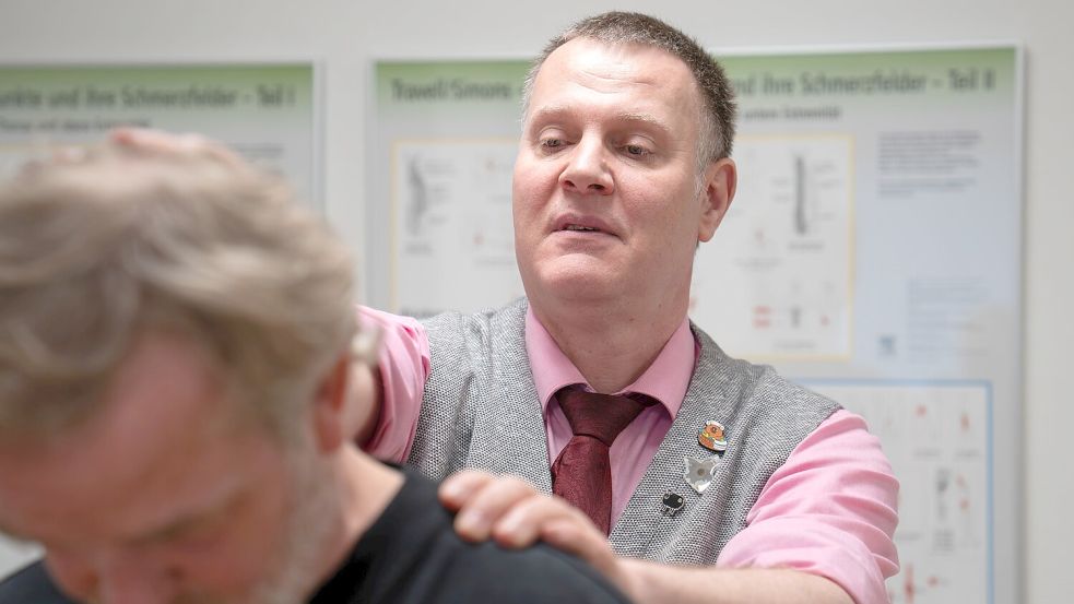Dr. Carsten Bantel, Leiter der Hochschulambulanz für Schmerztherapie am Klinikum Oldenburg, untersucht einen Patienten, der über chronische Schmerzen im Nackenbereich klagt. Foto: ©KOL | Keno Filzmoser