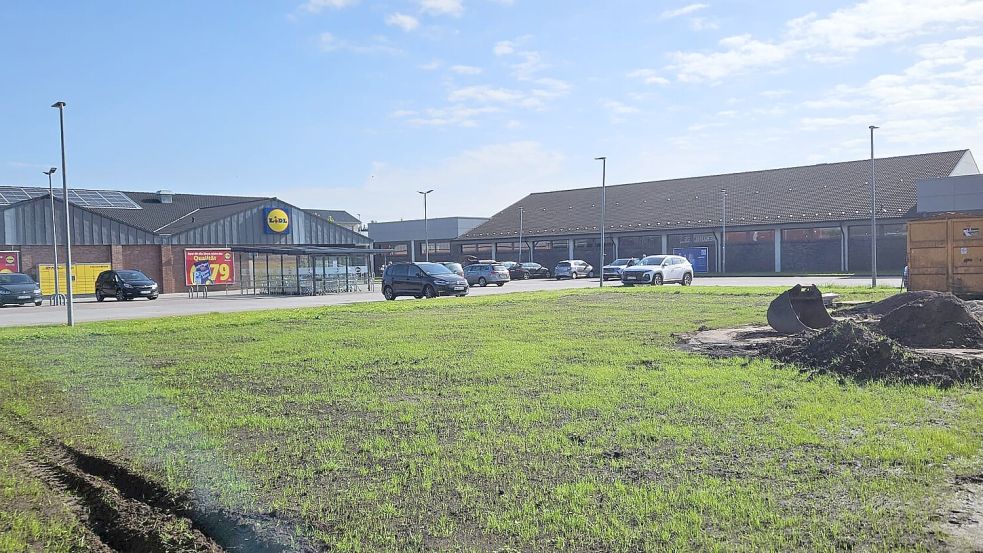 Die gemeindeeigene Fläche an der Hauptstraße in Ramsloh nahe Lidl und Aldi: Bürgermeister Thomas Otto nennt sie als theoretische Option für eine künftige Unterbringung. Foto: Gemeinde Saterland