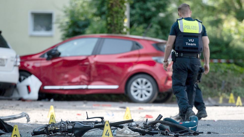 Ein Polizist an der Unfallstelle in Dinslaken Foto: Fabian Strauch