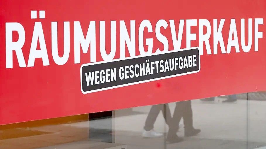 Der Räumungsverkauf ist angelaufen. In Esterwegen schließt nach acht Jahren das Geschäft „AO Sat & Outdoor“. Symbolfoto: Bernd Weißbrod/dpa