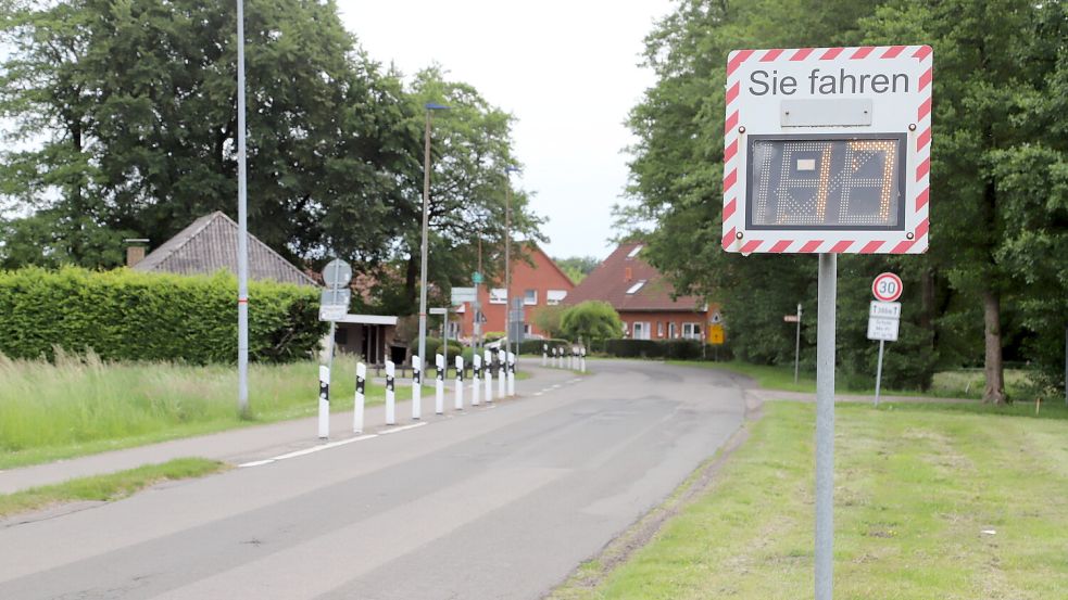 Eine fest installierte Geschwindigkeitsanzeige am Mühlenweg in Barßel. Die SPD-Fraktion beantragt mobile Tempo-Anzeigetafeln mit Datenerfassung. Foto: Hans Passmann