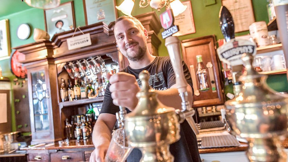 Tim Kerkhoff ist seit Mai 2025 das neue Gesicht hinter dem Tresen im Mulligan’s Pub. Foto: Klaus Ortgies/Archiv