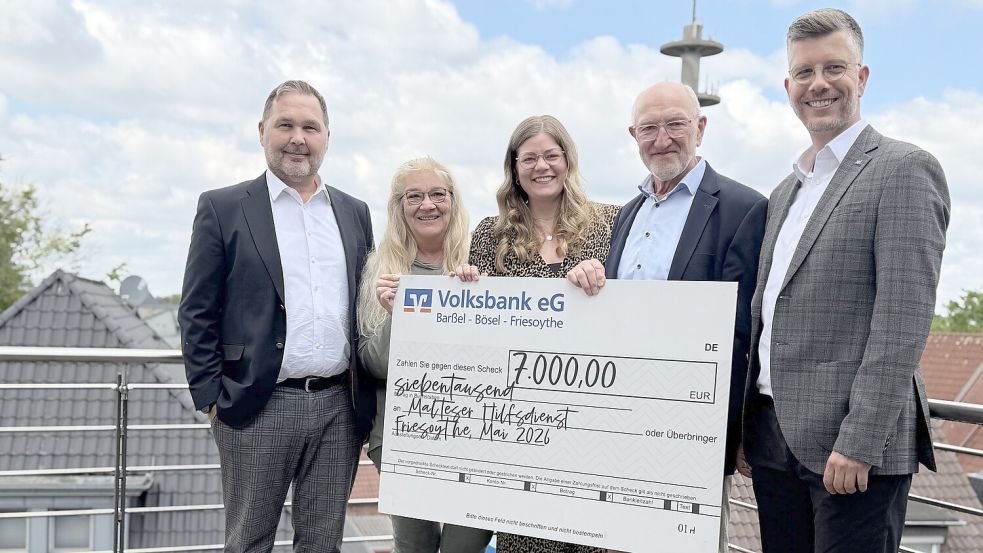Spendenübergabe (von links): Stefan Awick (Vorstand), Birgit Buschermöhle (Ehrenamtliche Hospiz- und Trauerbegleiterin, Malteser Hilfsdienst), Miriam Tebben-Fastje (Koordinatorin Malteser Hilfsdienst), Gerd Dumstorff (Stadtbeauftragter Malteser Hilfsdienst Friesoythe), Carsten Wilken (Vorstand). Foto: Volksbank eG, Barßel-Bösel-Friesoythe, Silvia Tholen