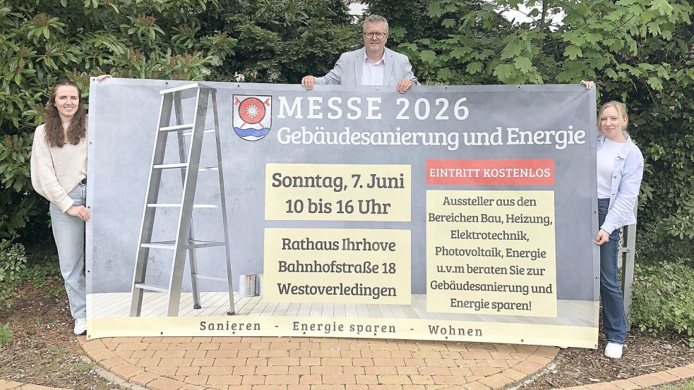 Das Foto zeigt (von links) Lena Beekmann vom Energiemanagement der Gemeinde, Westoverledingens Bürgermeister Theo Douwes und Lisa Henken vom Klimaschutzmanagement. Foto: Gemeinde Westoverledingen.