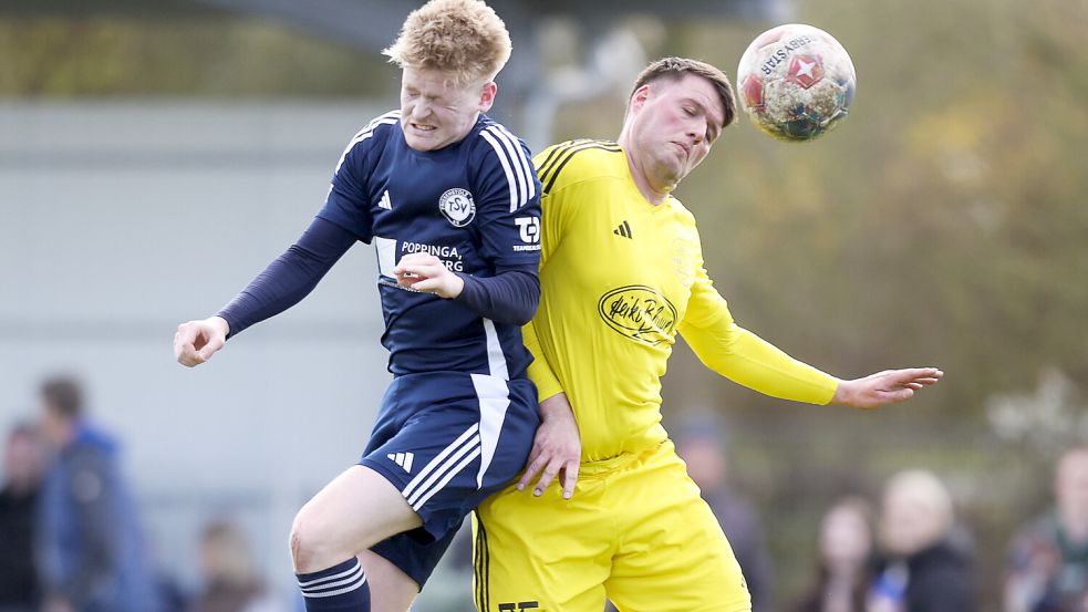 Das Hinspiel gewann der TSV Riepe (blaue Trikots) mit 3:2. Foto: Doden/Emden