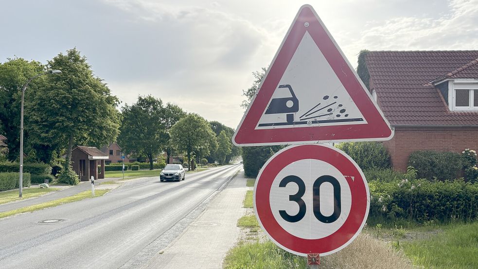Auch auf der Folmhuser Straße gilt seit Donnerstag wieder Tempo 30. Ein weiteres Schild warnt vor Steinschlag durch Splitt. Der Splitt wurde am Donnerstag auf die Fahrbahn aufgetragen. Foto: Carsten Ammermann