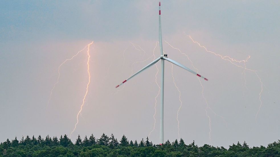 Blitz und Donner kann es am Freitag in Ostfriesland geben. Foto: Patrick Pleul/dpa