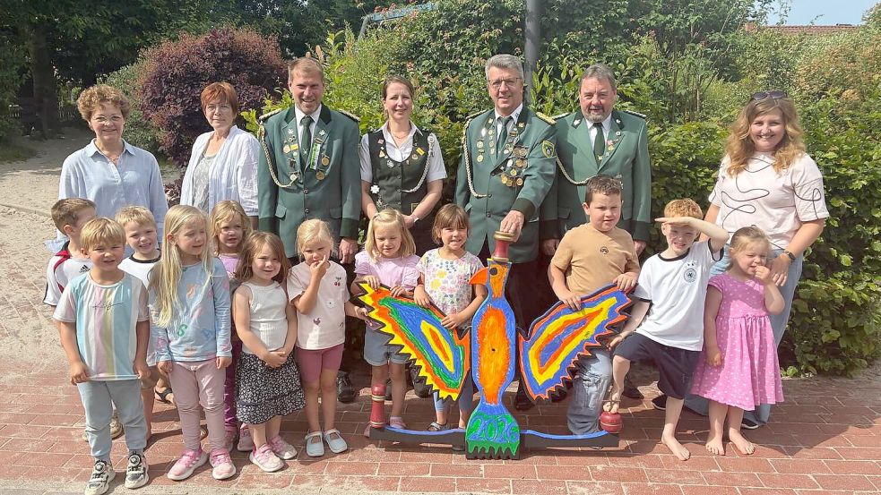Die Kinder der Kindertagesstätte „Die Arche“ in Elisabethfehn sorgten für die Bemalung des Paradiesvogels. Foto: Hans Passmann