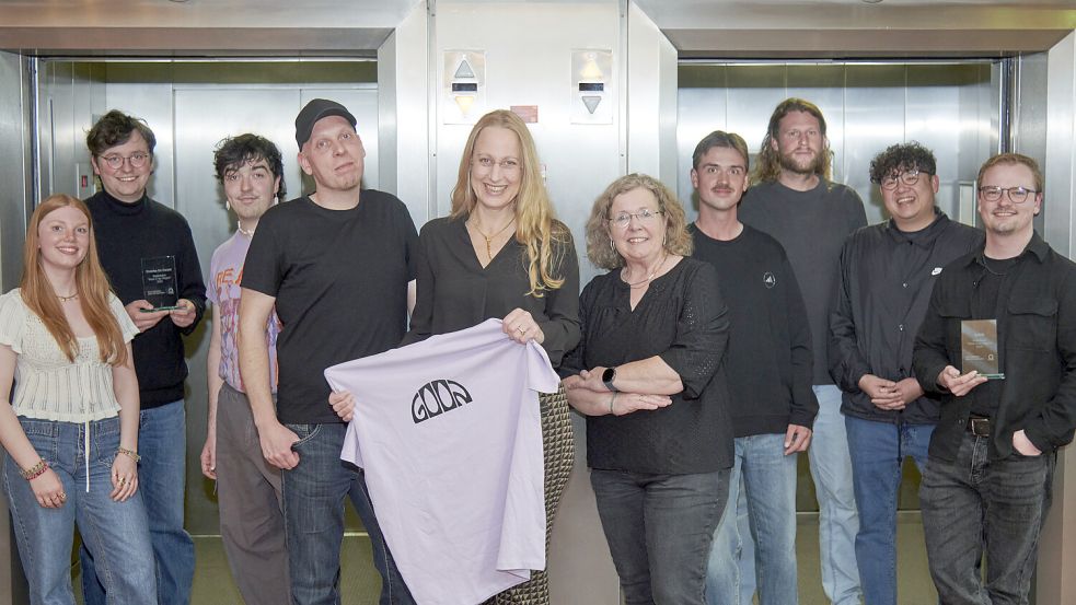 Landrätin Anna Kebschull (Bildmitte) gratulierte den Siegerbands Rock in der Region gemeinsam mit Christian Siemer vom Musikbüro Osnabrück (vierter von links) und Monika Altevogt vom Kulturbüro (sechste von links). Links im Fahrstuhl ist die Band Crumbs on Carpet zu sehen, rechts die Band GOON. Foto: Landkreis Osnabrück/Uwe Lewandowski