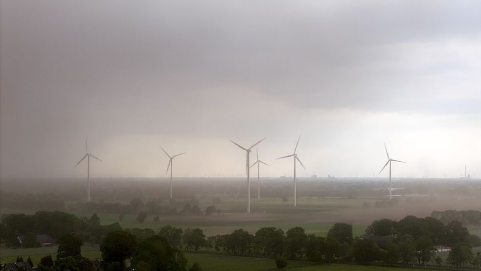 Teils schwere Unwetter sind am Freitagabend über Norddeutschland gezogen. Foto: Sina Schuldt/dpa