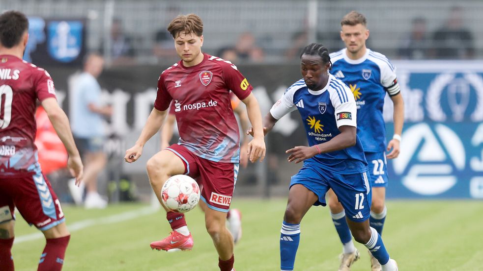 In der letzten Saison Gegenspieler, in der neuen Saison Mitspieler: Sandro Plechaty (am Ball) und Michael Igwe. Plechaty wechselt nach Emden. Foto: Jens Doden, Emden