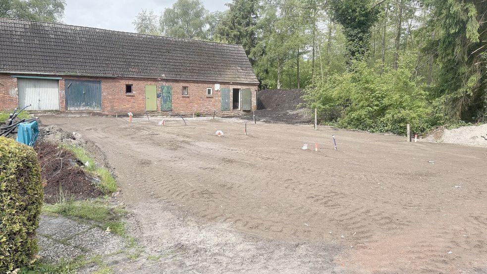 Blick auf das Grundstück am Kanalweg im Saterland: Auf dem Gelände sind bereits Erdarbeiten für die geplanten Container-Stellflächen zu erkennen. Foto: Horst Kruse