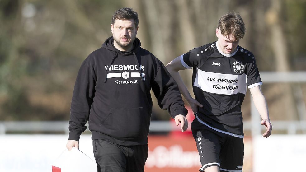 Germania Wiesmoor (links Trainer Christian Neumann, rechts Offensivmann Jan Grotlüschen) ist nach sieben Jahren in der Bezirksliga abgestiegen. Foto: Jens Doden, Emden