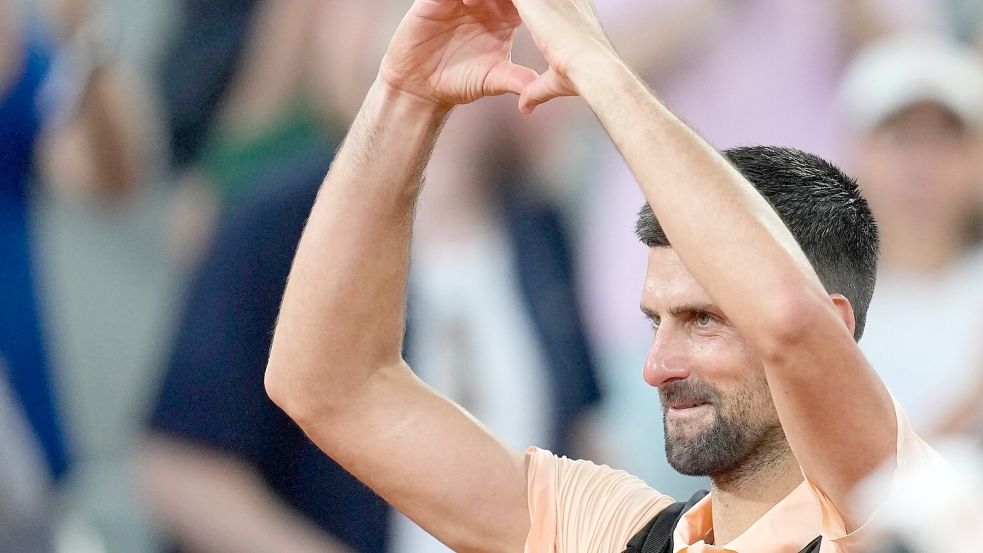 Ein Herzchen für die Fans - war es Novak Djokovics letzter Auftritt in Paris? Foto: Christophe Ena
