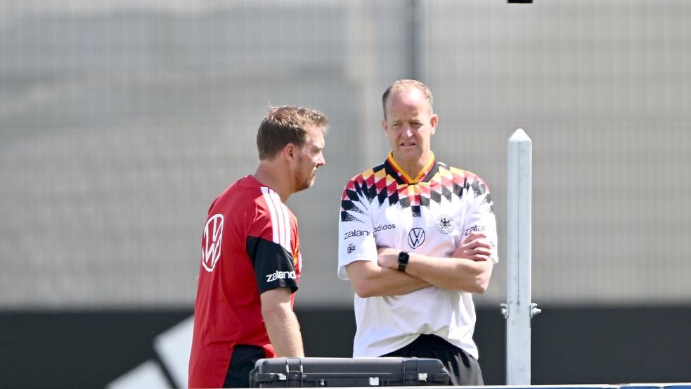 Bundestrainer Julian Nagelsmann (l) mit Teamarzt Jochen Hahne. Foto: Federico Gambarini/dpa