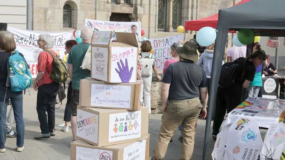 Im thüringischen Saalfeld hatten die Omas gegen Rechts zu einer Demonstration gegen die Wahl eines AfD-Landrates aufgerufen. Foto: Bodo Schackow