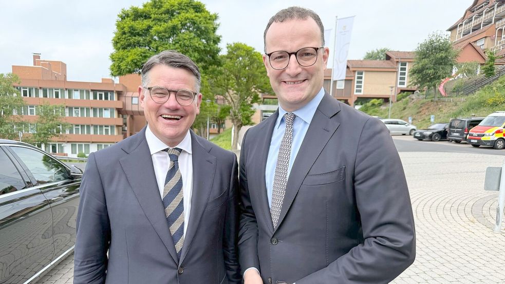 Hessens Ministerpräsident Rhein (CDU, l.) und Unionfraktionschef Spahn stellen sich auf dem Landesparteitag der hessischen CDU hinter Kanzler Merz. Foto: Michael Bauer/dpa