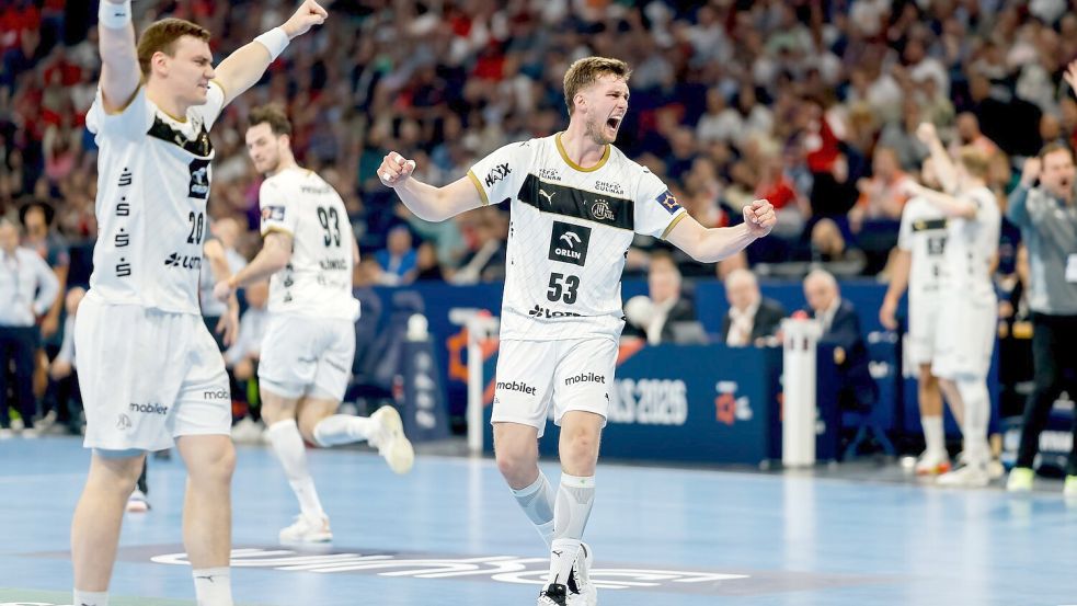 Die Kieler Spieler bejubeln einen Treffer. Foto: Philipp Szyza