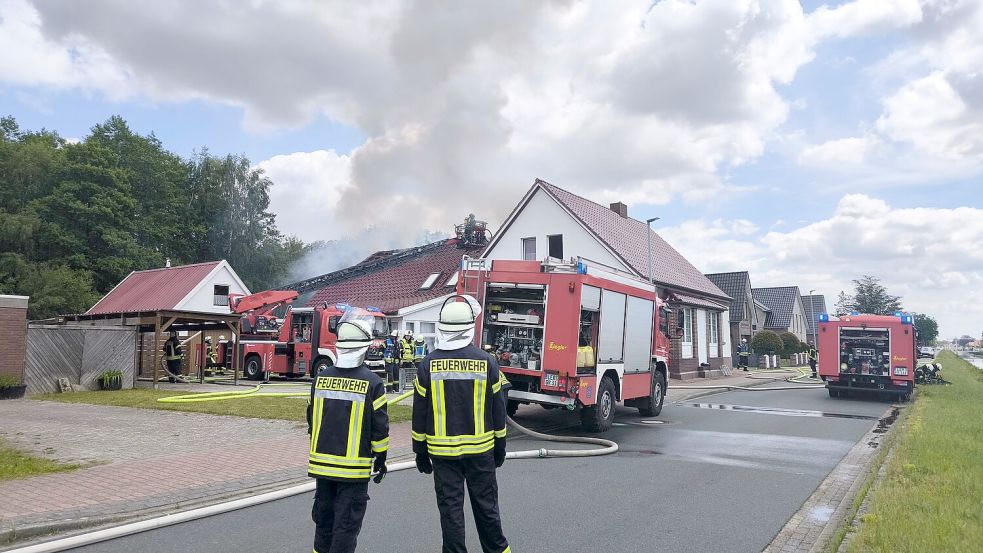 Zahlreiche Feuerwehren sind zu einem Dachstuhlbrand in Ostrhauderfehn ausgerückt. Foto: Daniel Grüneke