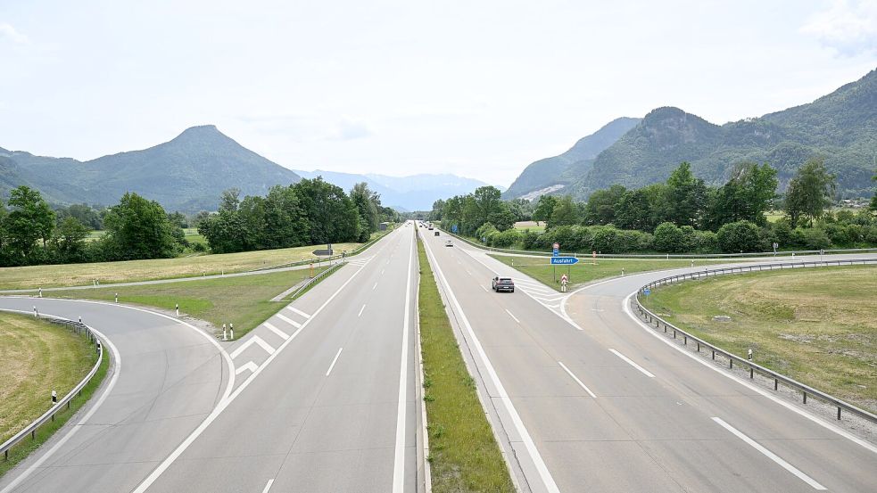 Die Warnungen vor einem Verkehrschaos haben offenbar gewirkt - nur wenige Autos auf der A8 in Richtung Österreich Foto: Felix Hörhager/dpa