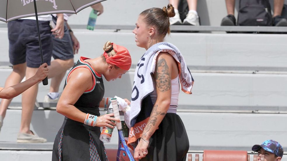 Beim Tennismatch der Russin Diana Schnaider (l) gegen die Ukrainerin Oleksandra Olijnykowa ging es um mehr als nur Sport. Foto: Thibault Camus