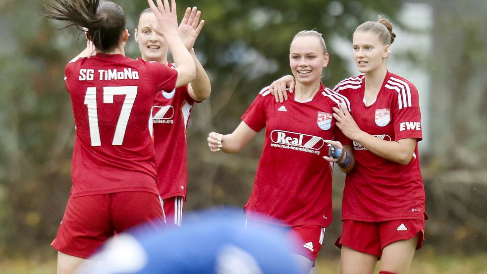 TiMiNos Teresa Sonntag (Zweite von rechts) hatte das Torspektakel in Barsinghausen mit ihrem Treffer eröffnet. Es folgte ein unfassbarer Spielverlauf. Foto: Jens Doden, Emden