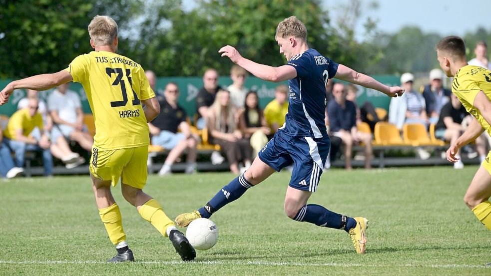 Der TuS Strudden (gelbe Trikots) und der TSV Friesenstolz Riepe (dunkle Trikots) haben im direkten Duell den zweiten Bezirksliga-Aufstiegsplatz unter sich ausgemacht. Foto: Jens Doden, Blomberg