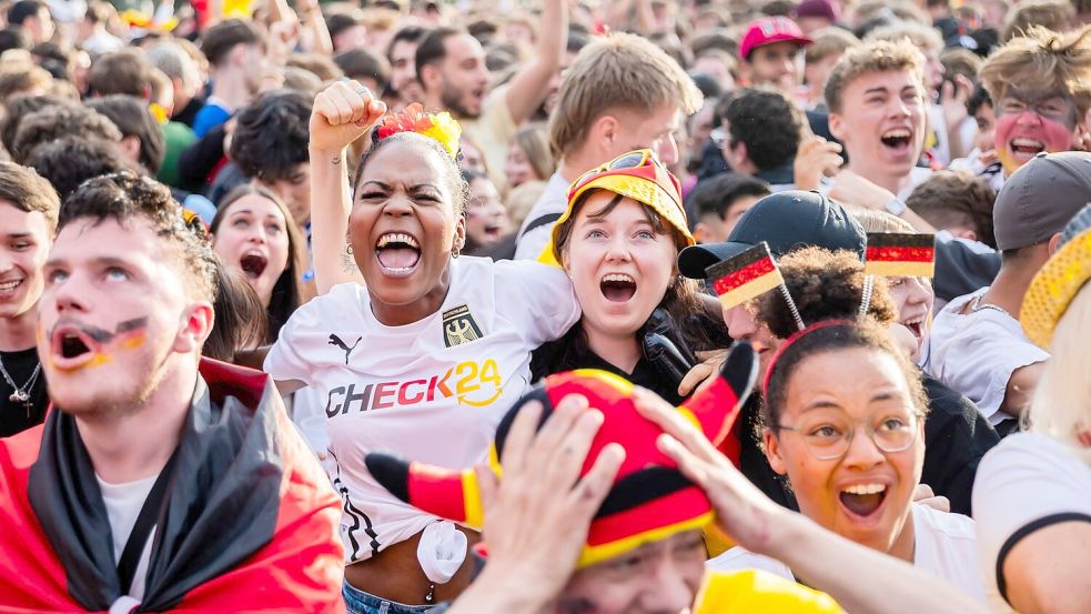 Das Check24-Shirt war 2024 auf vielen Fanmeilen zu sehen - wie hier in Berlin. (Archivbild) Foto: Christoph Soeder/dpa