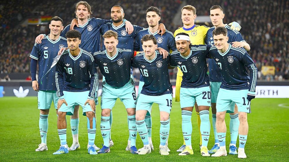 Das blaue Auswärtstrikot der DFB-Elf kommt laut Intersport sehr gut bei Kunden an. (Archivbild) Foto: Tom Weller/dpa
