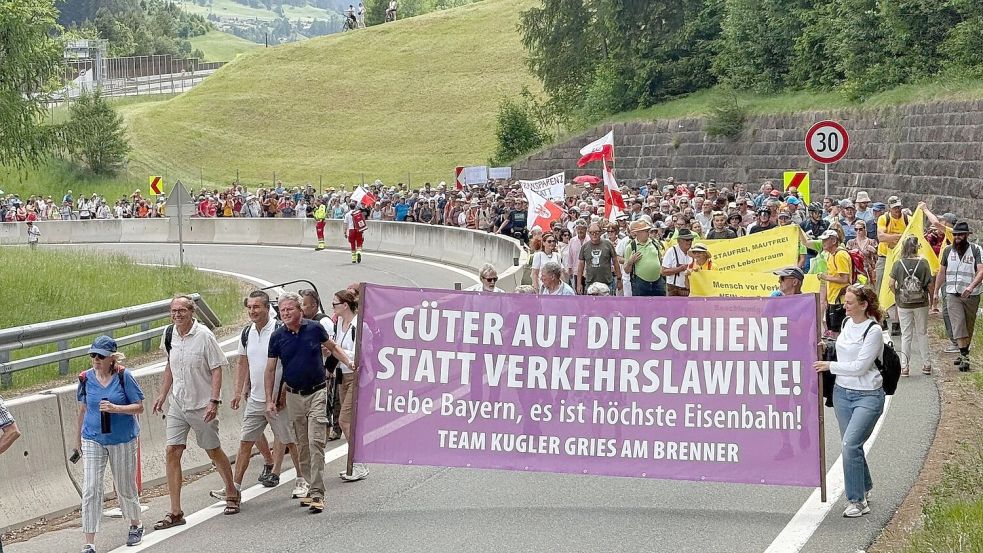 Menschen reisten mit Bahn und Fahrrädern zu dem Protest an. Foto: Matthias Röder/dpa