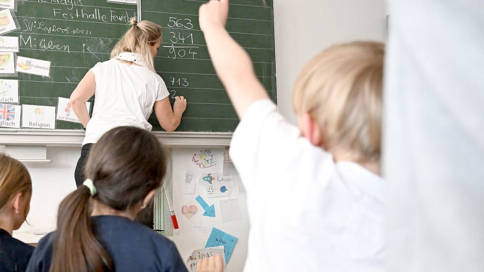 Für Grundschulkinder sehen Wissenschaftler erhebliche Risiken bei der Nutzung sozialer Medien. (Archivbild) Foto: Bernd Weißbrod