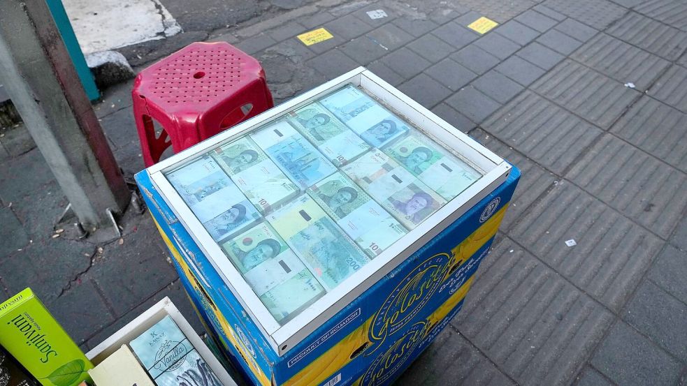 Die nahezu hundertprozentige Inflation im Iran hat die Preise für fast alle Waren verdoppelt. (Archivbild) Foto: Vahid Salemi/AP/dpa