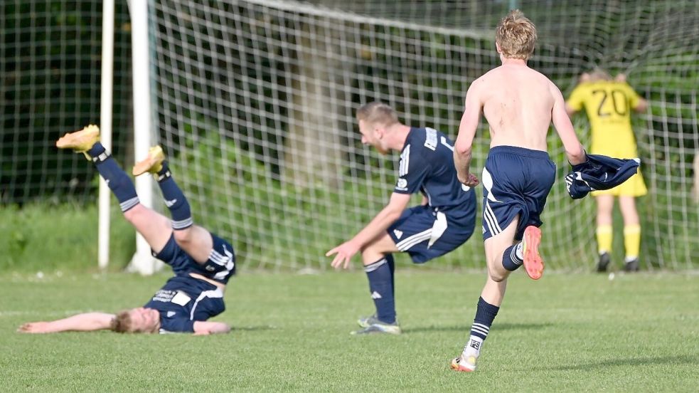 Der Moment des Schlusspfiffs: Riepes Jannes Popp (links) hatte das 3:2 erzielt und wird anschließend unter jubelnden Mitspielern und Fans begraben. Fotos: Jens Doden, Blomberg