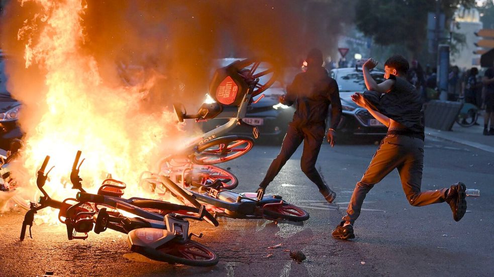 Nach dem Sieg von Paris Saint-Germain ist es in Paris zu Festnahmen und Zwischenfällen gekommen. Foto: Julien Mattia