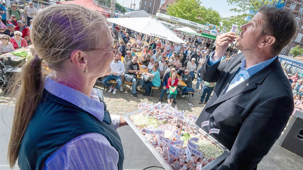 Oberbürgermeister Tim Kruithoff probierte den ersten Matjes bei der feierlichen Eröffnung. „Leicht salzig, nicht zu ölig“, war seine Bilanz. Fotos: Klaus Ortgies