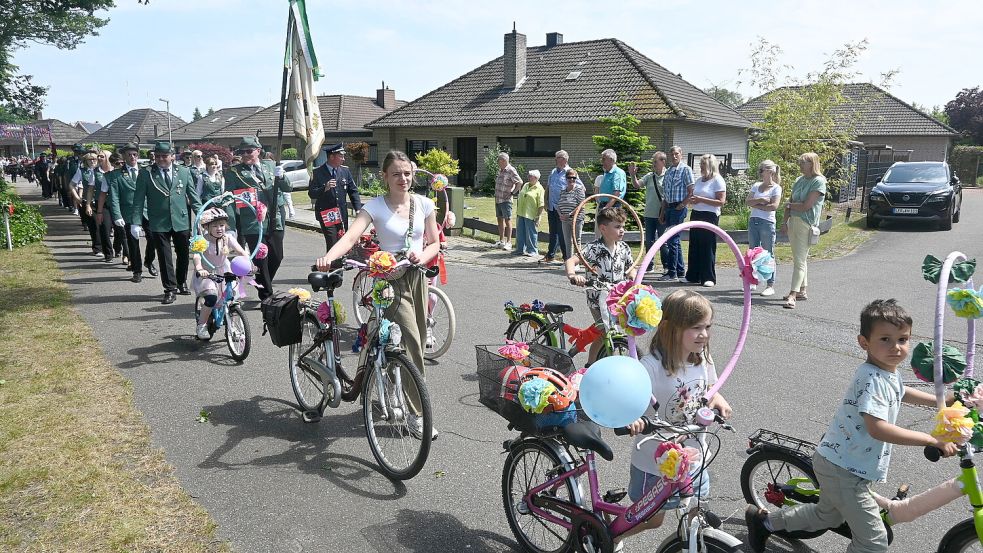 Für den Umzug durch das Dorf hatten die Kinder ihre Fahrräder bunt geschmückt. Das kam bei den Anliegern und Gästen sehr gut an. Mehrere Anwohner hatten sogar Straßenbögen erstellt und begrüßten damit die Umzugsteilnehmer. Fotos: Holger Weers