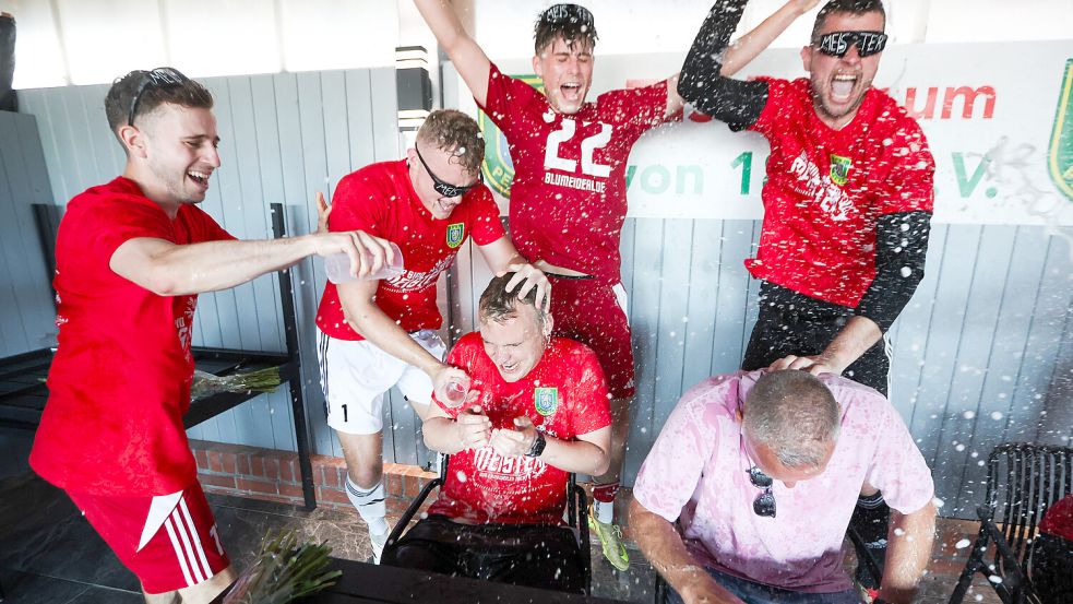 Die Pressekonferenz wurde von den Pewsum-Spielern gestürmt. Foto: Jens Doden, Emden