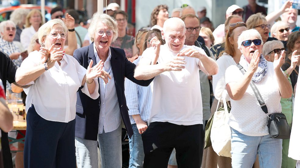 Am letzten Tag des Emder Matjesfests waren erneut viele Besucher in der Innenstadt unterwegs. Foto: Jens Doden