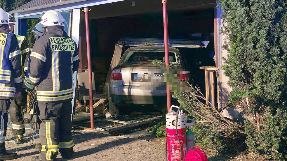 Eines der Fahrzeuge landete in einem Gebäude, in dem sich eine Kneipe befindet. Foto: Freiwillige Feuerwehr Friesoythe
