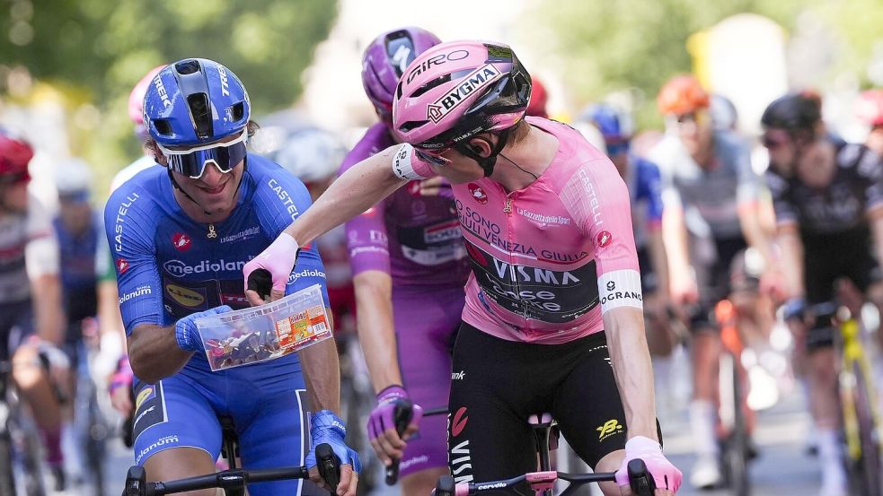 Kulinarische Pause: Jonas Vingegaard greift zu. Foto: Simone Spada