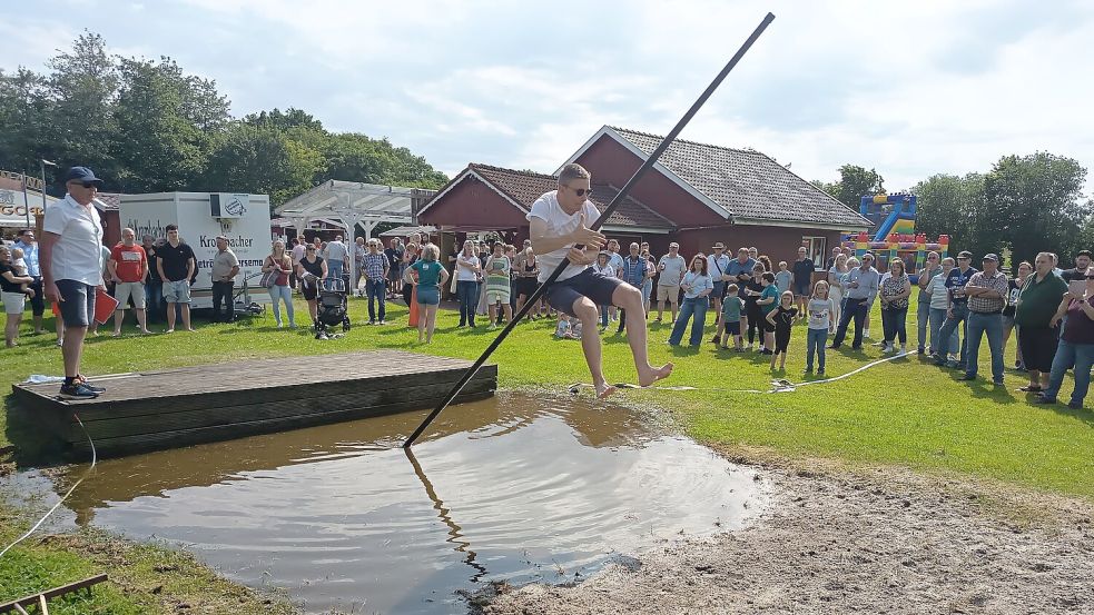 Das Pulsstockspringen war eines der Highlights beim Pfingstmarkt in Ditzumerverlaat. Foto: Hannah Lehmann