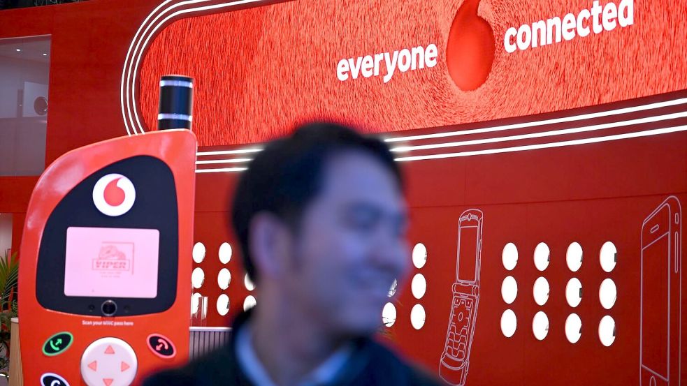 Am Vodafone-Messestand beim Mobile World Congress stand im März eine Handyattrappe, die an ein altes Nokia-Handy erinnerte. Solche Handys droht die Funkstille, wenn 2028 2G abgestellt wird. (Archivbild) Foto: Wolf von Dewitz/dpa