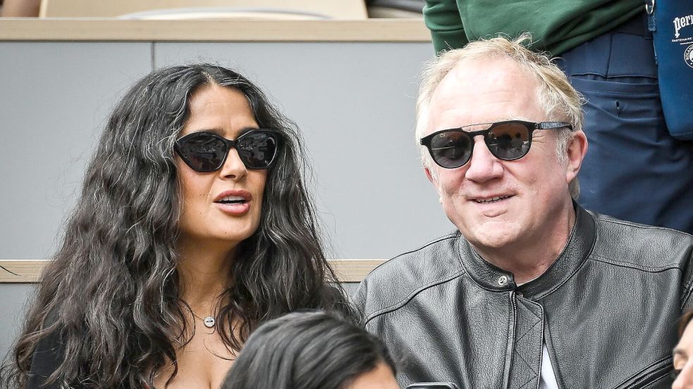 Francois-Henri Pinault und Salma Hayek (l.) verfolgen das Spiel von. Zverev Foto: Matthieu Mirville