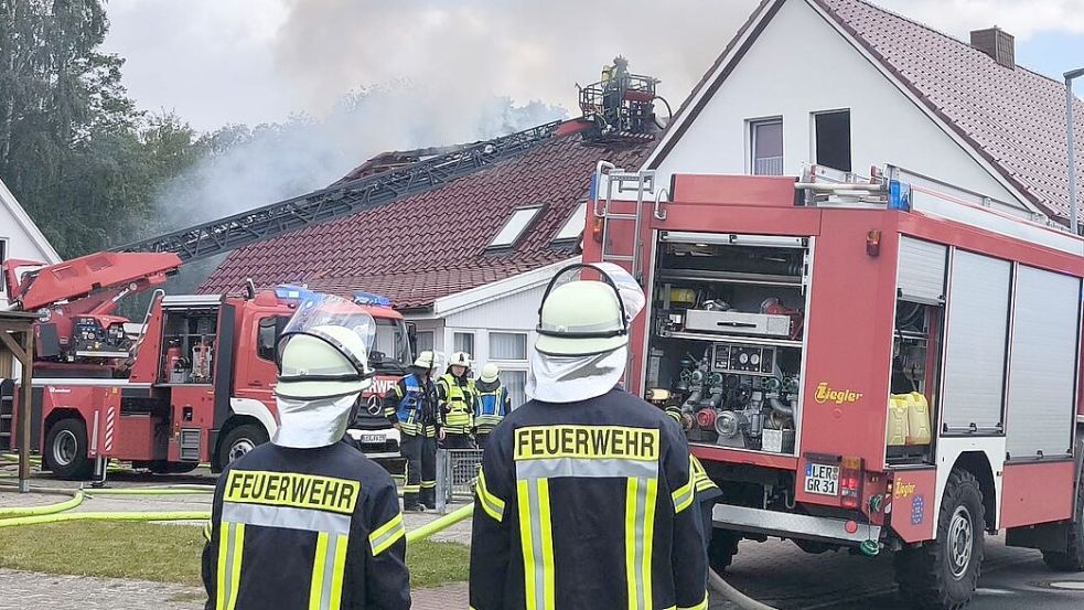 Rund 80 bis 100 Einsatzkräfte waren bei dem Brand am Samstag in Ostrhauderfehn vor Ort. Foto: Daniel Grüneke