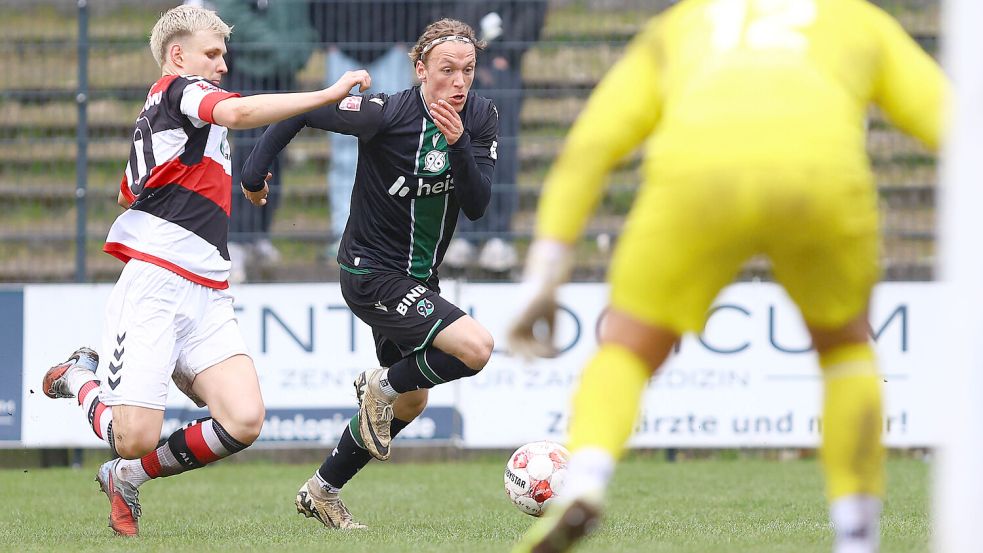 Matti Tjaden (Mitte, hier im Spiel gegen Altona 93) sammelte bei Hannover 96 schon Erfahrungen in der Herren-Regionalliga. Foto: Imago