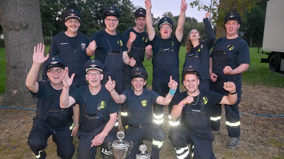 Die Seriensieger aus dem Vorjahr sind wieder zurück: Mit einer starken Vorstellung sicherte sich die Wettkampfgruppe der Freiwilligen Feuerwehr Folmhusen Platz eins beim Wettstreit in Burlage. Als Belohnung gab es einen Sieger- und den Wanderpokal. Foto: Holger Weers