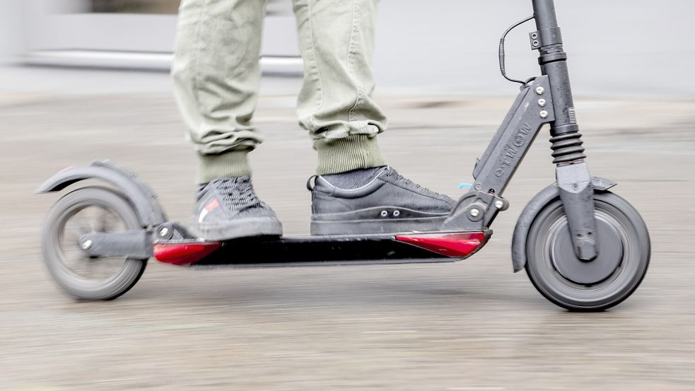 Ein Mann fährt mit einem E-Scooter. Die Unfälle nehmen zu. Symbolfoto: Christoph Soeder/dpa