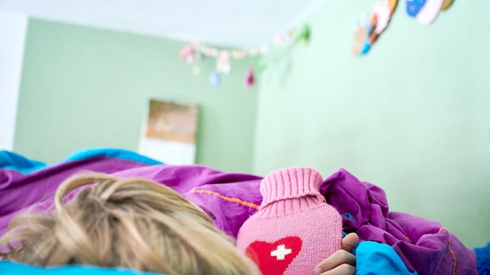 Wenn kranke Kinder betreut werden müssen, bleiben überwiegend Mütter zu Hause. (Archivbild) Foto: Annette Riedl