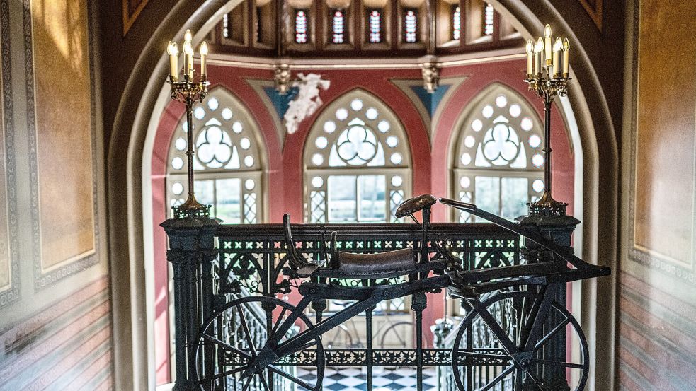 In der Evenburg läuft aktuell eine Ausstellung zu Fahrrädern. Foto: Klaus Ortgies/Archiv